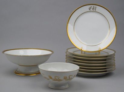 DEROCHE - PARIS Ensemble de 8 assiettes et un compotier en porcelaine blanche réhaussée...