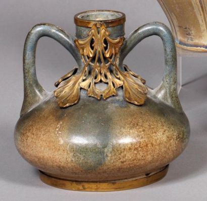 BLACHE Vase Art Nouveau en grès à panse aplati et deux hautes anses reliant la base...