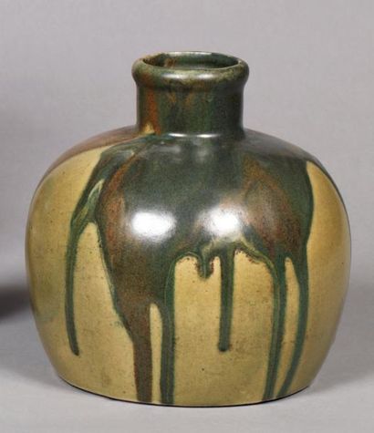 Léon POINTU (1879-1942) Vase pansu en grès, décor de coulures brunes et grises sur...