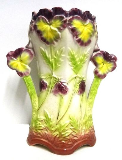 ONNAING Vase à deux anses en faïence à décor de pensées, émaux verts, jaunes, bruns...
