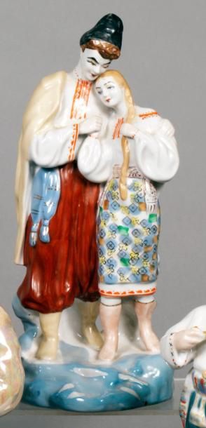 Manufacture POLONSKY Sujet en porcelaine figurant un couple de paysans en costumes...