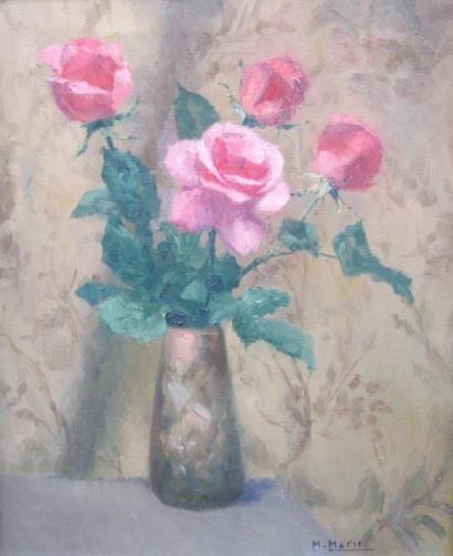 Micheline MARIE (XXe siècle) Roses dans un vase Huile sur toile signée en bas à droite....