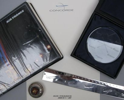 Air France & Concorde 1/ Boîte à pilule en métal et cuir logotypée à l'hippocampe....
