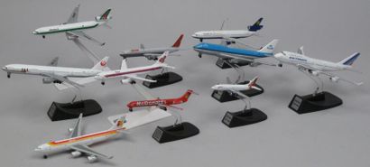 null Maquette (10). Ensemble de 10 maquettes en métal: 1/ Boeing 747-400 Air France....