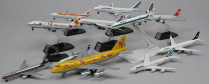null Maquette (11). Ensemble de 11 maquettes en métal: 1/ Airbus A330-223 Swissair....