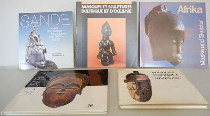 null [AFRICAN ART]. Set of 5 Volumes.
Masques d'Afrique, Nîmes 1986, in-8, beige...