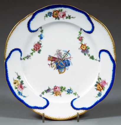 SÈVRES Belle assiette porcelaine tendre de Sèvres, à décor en relief dit «à la feuille...