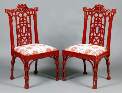 null Suite de sept chaises en bois laqué rouge. Travail moderne dans le goût anglais...