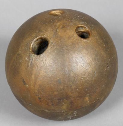 Alain JACQUET (1939-2008) Boule de bowling Bronze, deux éléments semi sphériques....