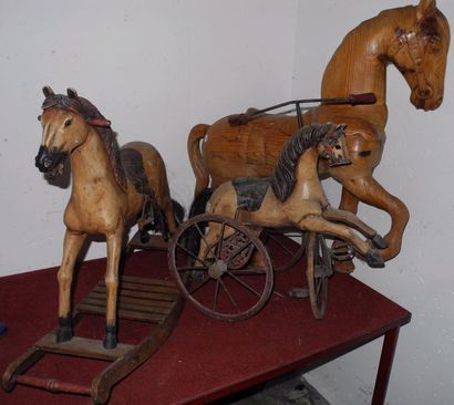Lot de 3 chevaux en bois sculpté et peint...