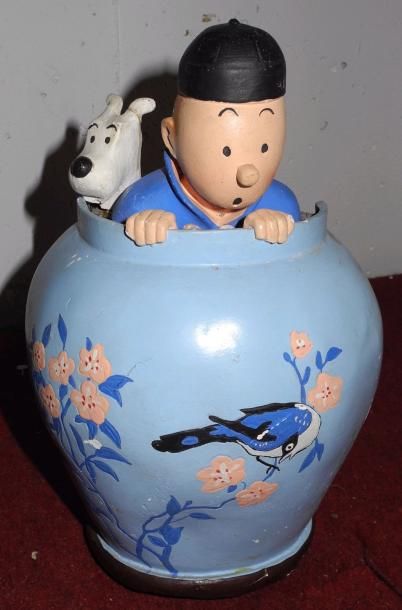 null Lot comprenant: 1/ 1 buste TINTIN en terre cuite peinte, H: 36 cm; 2/ 4 petits...