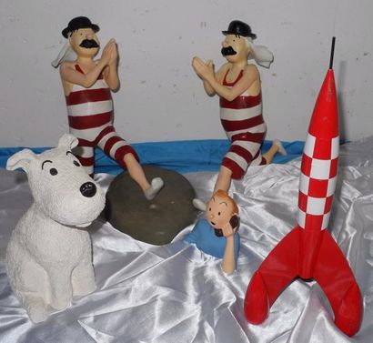 null Lot d'objets TINTIN comprenant: Dupont et Dupont en maillot de bain sur la mer...