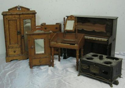 null Lot de meubles de poupées en pichepin, vers 1900: coiffeuse, piano, armoire,...