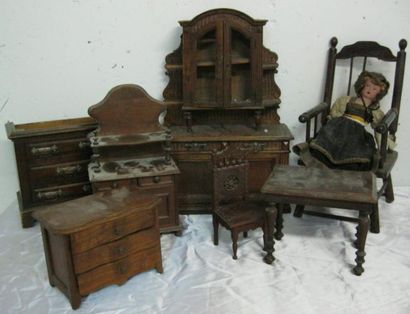 null Lot de meubles de poupées rustiques, vers 1920: table, chaises, commodes, b...