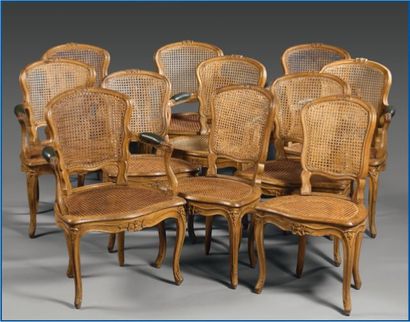 null Suite de huit fauteuils et trois chaises cannées, en bois naturel sculpté. Style...