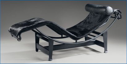 null Chaise longue, métal et poulain noir, réédition dans le goût de Le Corbusier....