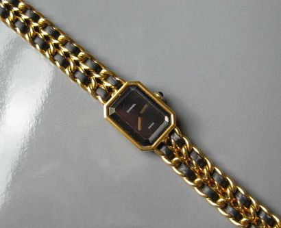 CHANEL Modèle Première. Montre-bracelet de dame, en métal doré et cuir, mouvement...