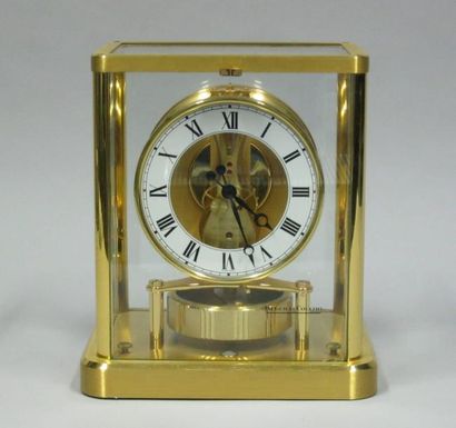 JAEGER-LECOULTRE & J.-L. REUTTER* Pendule ATMOS en métal doré à mouvement mécanique...