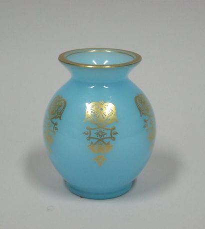 BACCARAT Petit vase en opaline bleue et doré. H: 10,5 cm