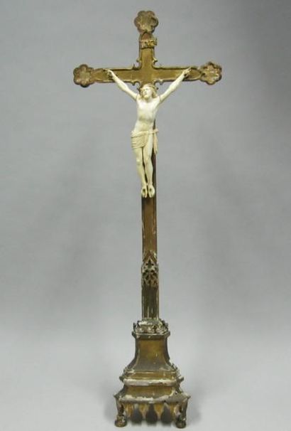 null Crucifix en ivoire (manques à la Couronne d'épines, petits manques aux mains)...