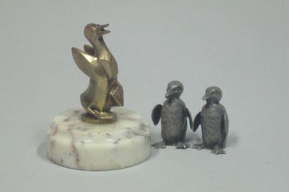 Pingouins: 1/ Petit pingouin en bronze signé...