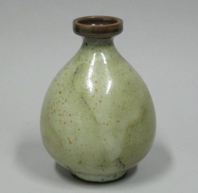 Daniel de MONTMOLLIN (né en 1921) Vase en grès de forme boule et col ourlé sur talon,...