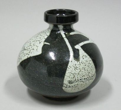 Daniel de MONTMOLLIN (né en 1921) Vase en grès de forme boule sur talon et à col...