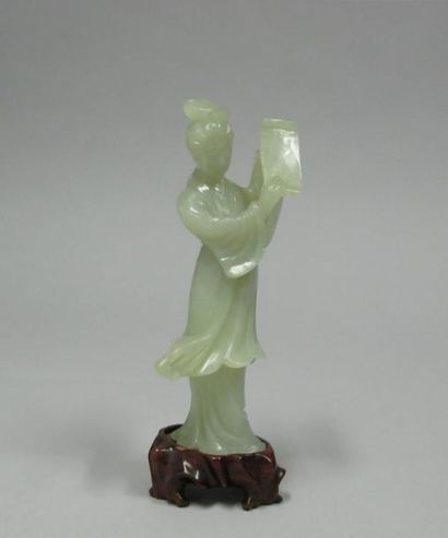 CHINE Sujet féminin en jade ou jadéite. H: 15 cm (fêle)