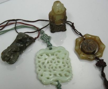null Lot de 4 petits objets en pierre dure (3 pendentifs, 1 bouddha sculpté)