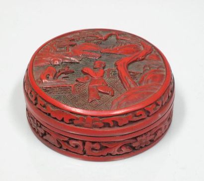 CHINE Boîte ronde en laque rouge à décor de personnages sur le couvercle et de lotus...