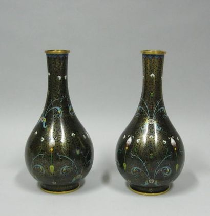 CHINE, vers 1900 Paire de vases bouteilles en cuivre doré et émaux cloisonnés polychromes...