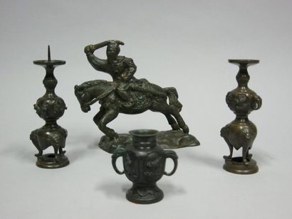 ASIE Brûle-parfum en bronze, - Petit vase en bronze, - 2 piques-cierges en bronze...