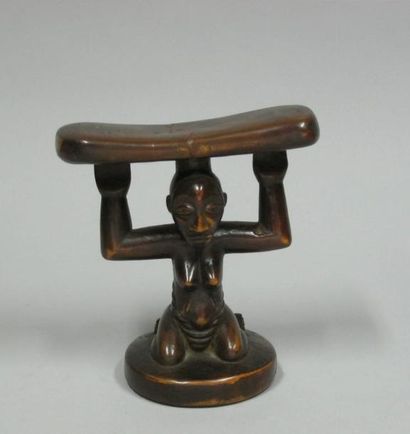 AFRIQUE Appui-nuque en bois sculpté. H: 14 cm