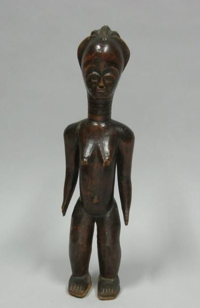 AFRIQUE Femme nue en bois sculpté. H: 35 cm