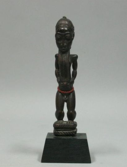 Afrique de l'Ouest* Statuette d'homme en bois sculpté. H: 15 cm