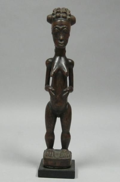 Afrique* Figure féminine en bois sculpté. H: 30,5 cm