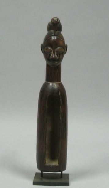 Afrique* Reliquaire à décor sculptée d'une tête surmontée d'un oiseau. H: 26 cm