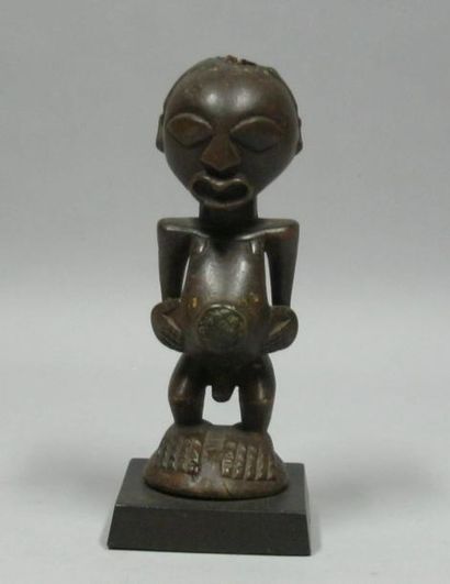 Afrique* Figure masculine en bois sculpté. H: 21,5 cm