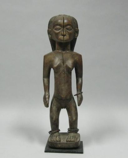 Afrique* Figure féminine en bois sculpté, chevelure à chevrons. H: 39 cm