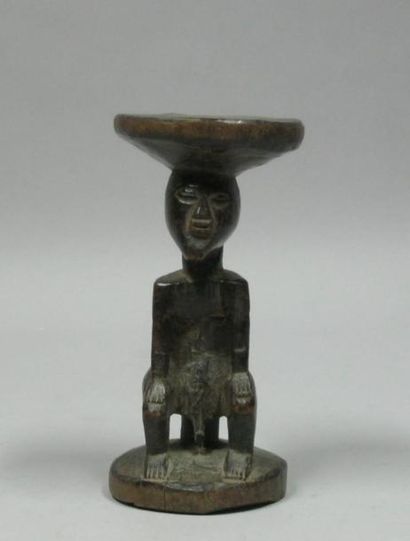 Afrique* Appui-tête en bois sculpté à décor d'un homme.. H: 17 cm