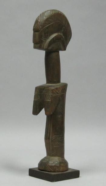 Afrique* Figure féminine en bois sculpté. H: 32,5 cm