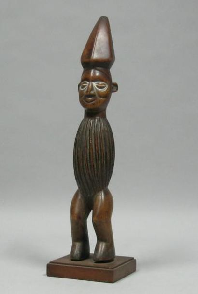 Afrique - Zaire (?)* Statuette en bois sculpté à godrons. Yaka (?). H: 36 cm