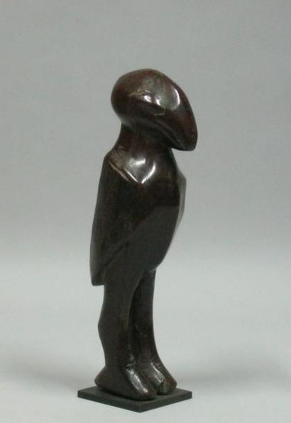 Afrique* Sujet à tête d'oiseau en bois sculpté et patiné. H: 27,5 cm