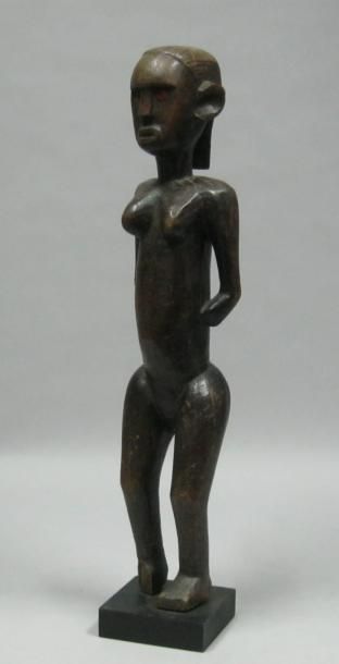 Afrique - Tanzanie (?)* Figure féminine en bois scupté, yeux rouges. H: 55,5 cm