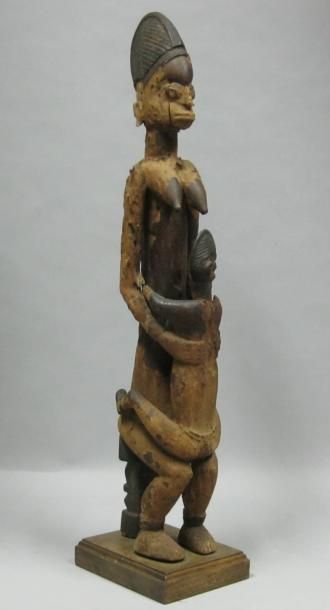 Afrique* Figure féminine avec enfant sur les genoux en bois sculpté. H: 78 cm