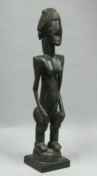 Afrique* Figure féminine en bois sculpté. H 78 cm