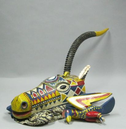 Afrique* Masque en bois sculpté polychrome représentant une gazelle et un oiseau....