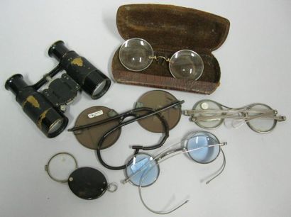 Lot d'optique comprenant: 4 paires de lunettes...