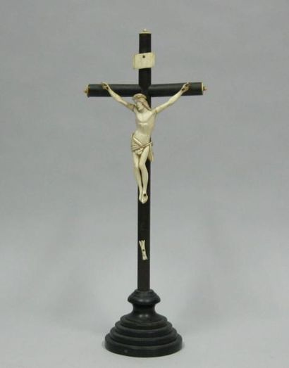 Crucifix en os sur socle en bois noirci....