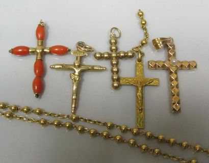 Lot de trois croix pendentif en or jaune...